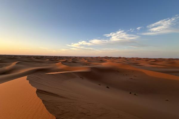Jour 2 : Erg Sidi Naji – Erg Zahar (les Dunes Hurlantes)