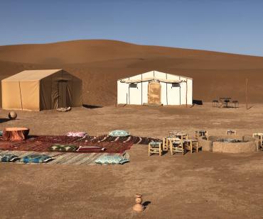 Campement de luxe dans les dunes de l’Erg Chegaga pendant un bivouac dans le désert marocain