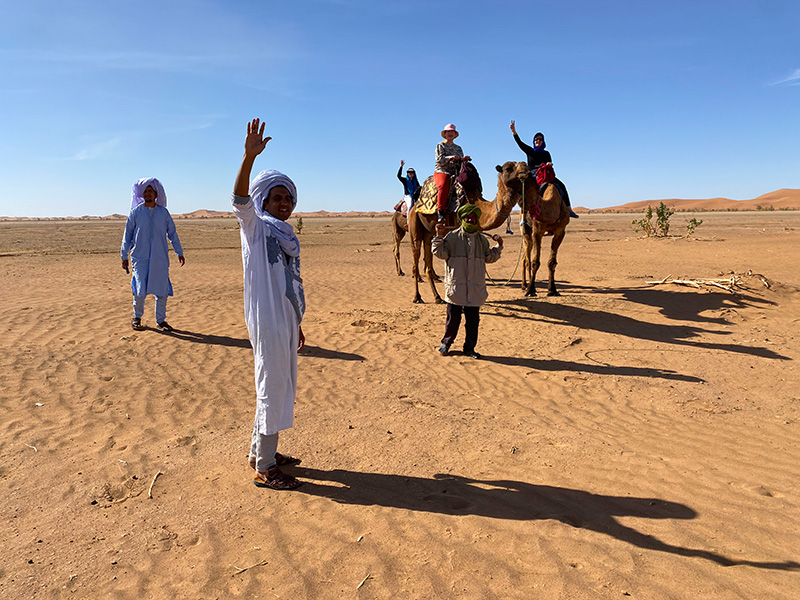 Balade à dos de dromadaire au coucher du soleil dans les dunes d'Erg Chegaga